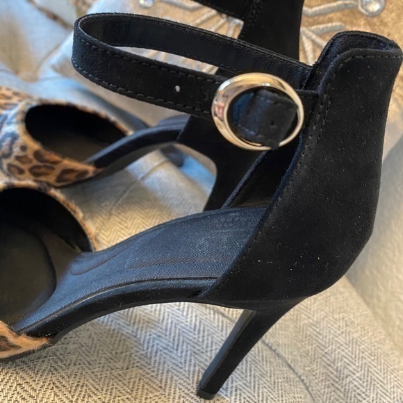 Like new🖤🖤Animal Print Heels Memory Foam Sole - Picture 4 of 11